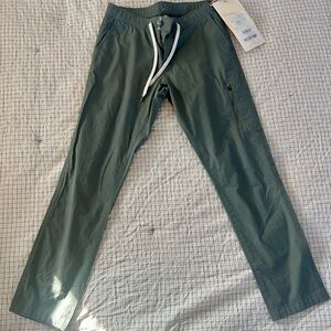 Vuori Women’s Ripstop Pant size small in Army Green